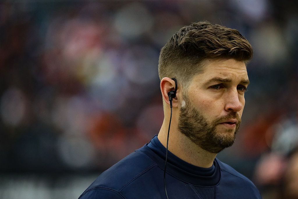 Jay Cutler returns to football, agrees to contract with the