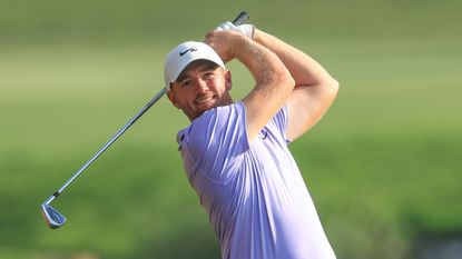 Sam Horsfield takes a shot at the 2022 DP World Tour Championship in Dubai