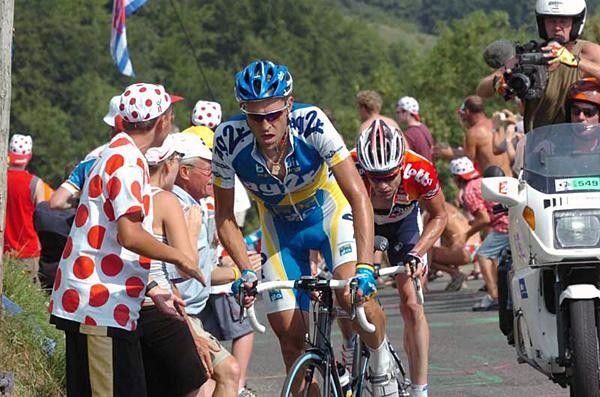 Christophe Moreau (AG2R) with Evans on his wheel