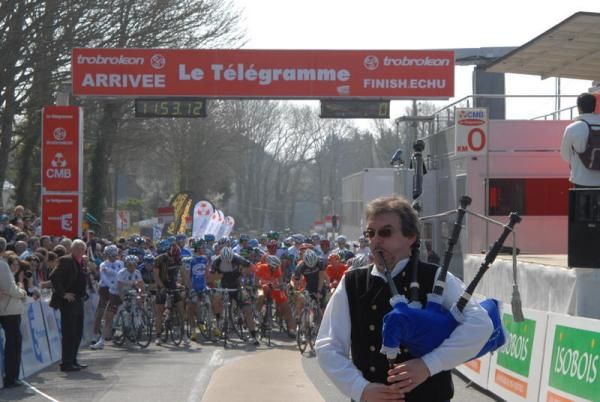 Riders were sent off with a little Bretonne music