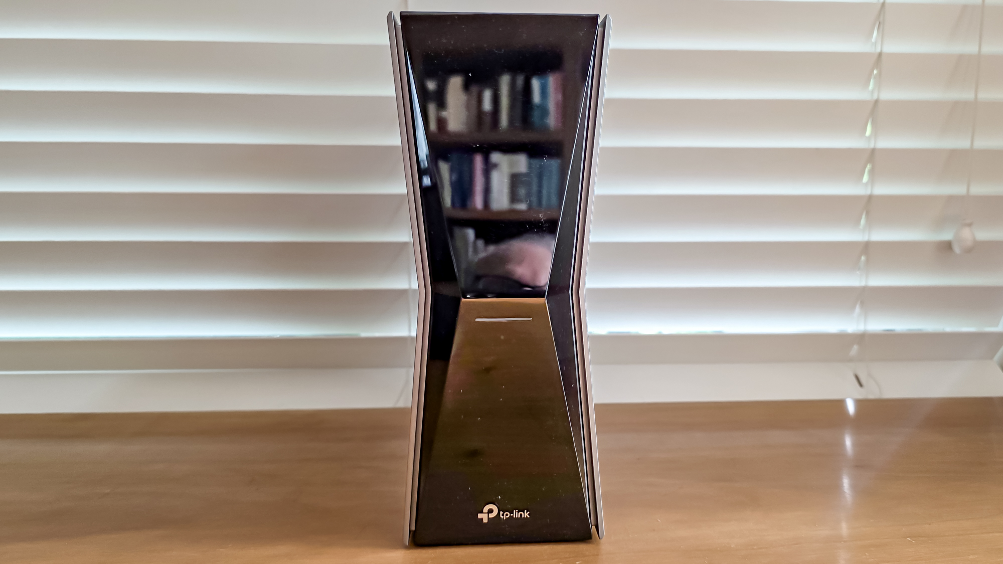 روتر TP-Link Archer BE770 روی طاقچه پنجره