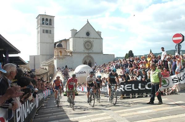 Mark Cavendish (Sky) and others climb