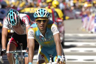 Alberto Contador (Astana) attacked but couldn't lose Schleck