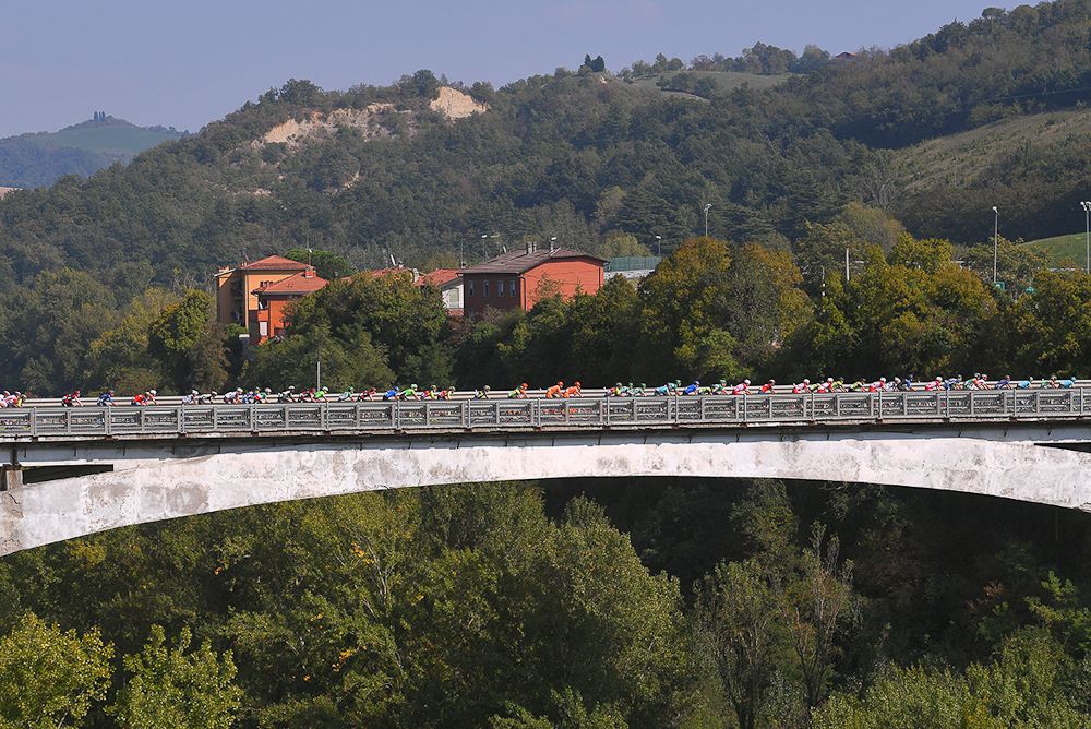 The peloton in action in Giro dell'Emilia