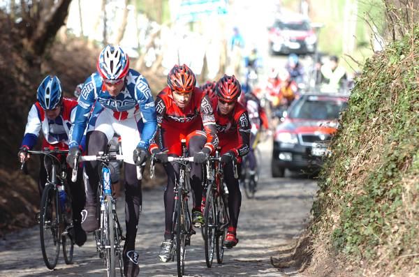 George Hincapie leads his BMC teammate Alessandro Ballan up the Koppenberg.