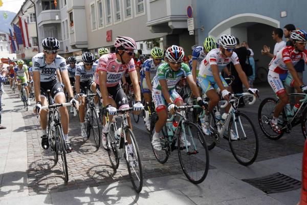 Alberto Contador (Saxo Bank-SunGard) leads the Giro peloton out from the start.