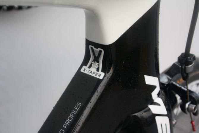 The Reacto-Evo uses a tapered headset