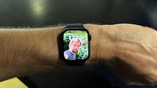 Apple Watch 8 ihmisen ranteessa