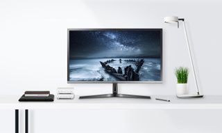 Samsung U28H750UQN lifestyle