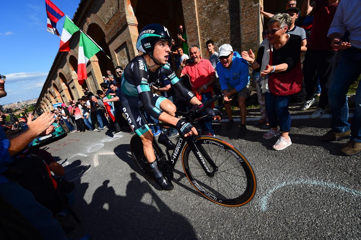 Davide Formolo (Bora-Hansgrohe) tackles the climb