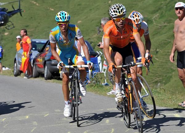 Samuel S&aacute;nchez Gonzalez (Euskaltel - Euskadi) leads Alberto Contador (Astana) up the climb