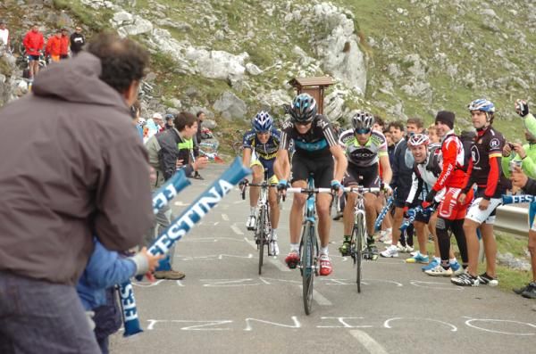Froome leads the chase after Cobo