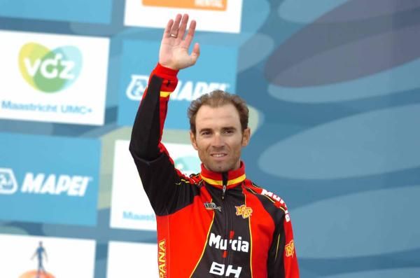Valverde waves to the crowd