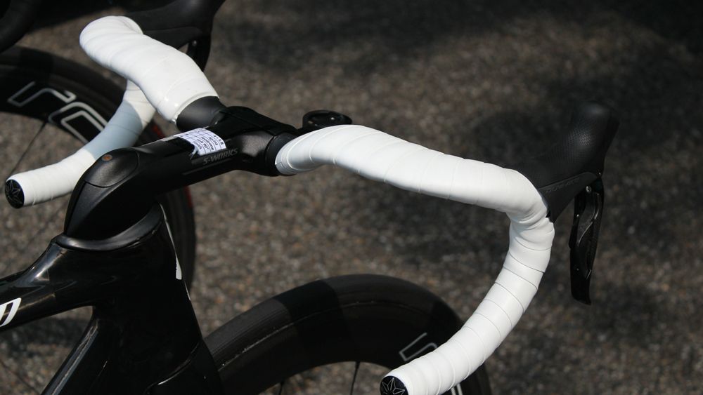 The Venge ViAS Aerofly handlebars dip down to accommodate the ultra-low position of the frame and integrated stem