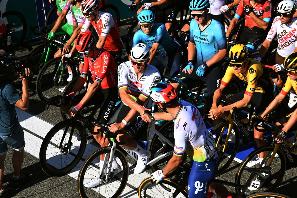Mathieu Van Der Poel (Alpecin-Deceuninck) and Peter Sagan (TotalEnergies) shake hands at the start