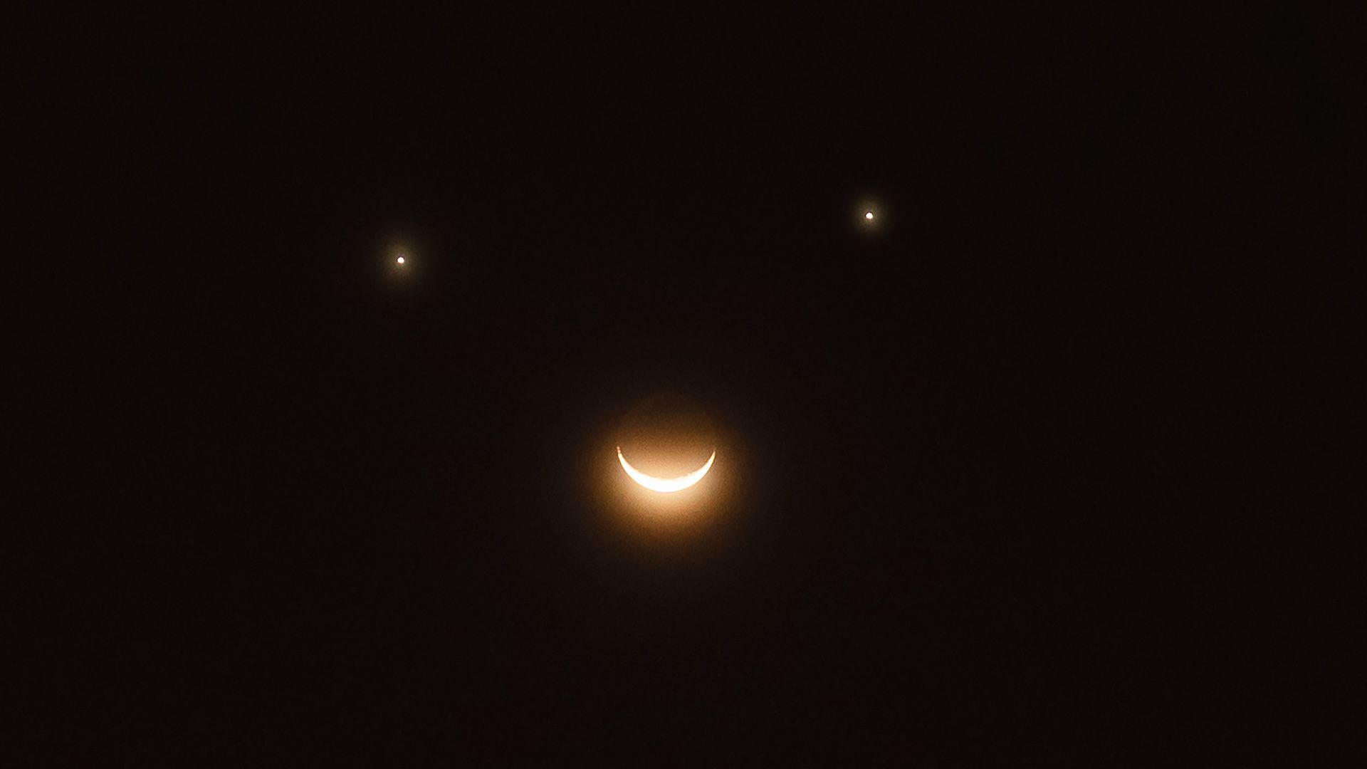  smiley face conjunction how to see the moon and two planets form a