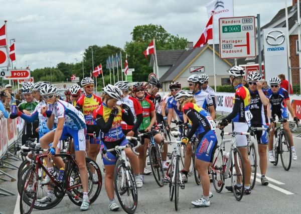 The women get ready for the Danish national road race.