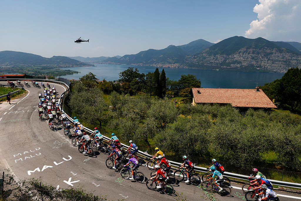 Giro d'Italia stage 17 LIVE: Huge breakaway escapes up the road featuring Jhonatan Narv&aacute;ez and Giulio Ciccone 