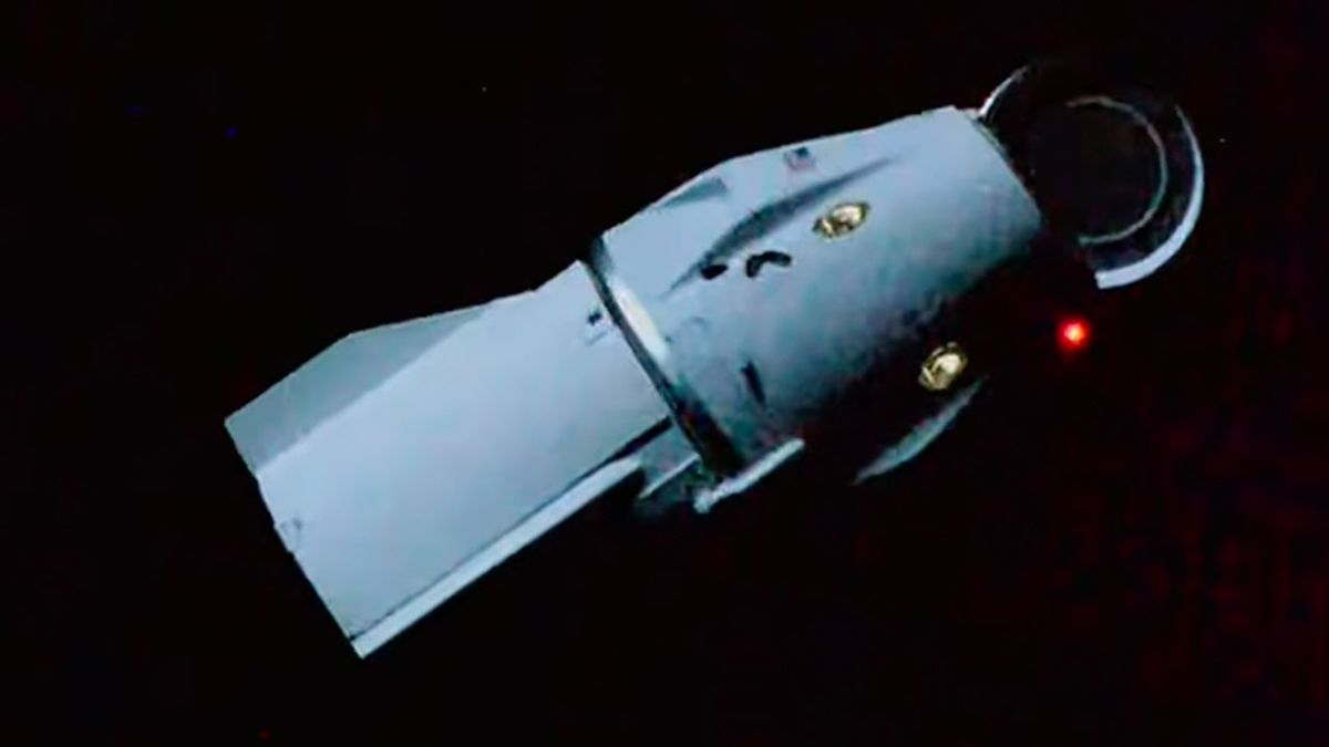 Kapsuła SpaceX Dragon z prywatnymi astronautami Ax-2 wysiadającymi ze stacji kosmicznej (wideo)