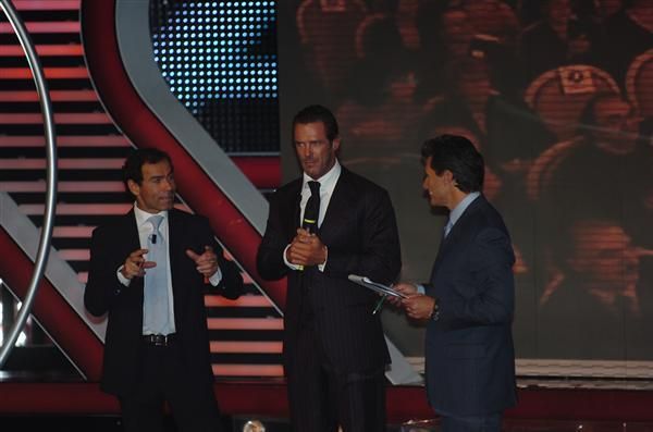 Mario Cipollini answers some questions on stage.