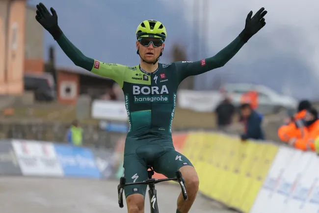 Aleksandr Vlasov vince sulla Madone dUtelle (foto: Getty Images)