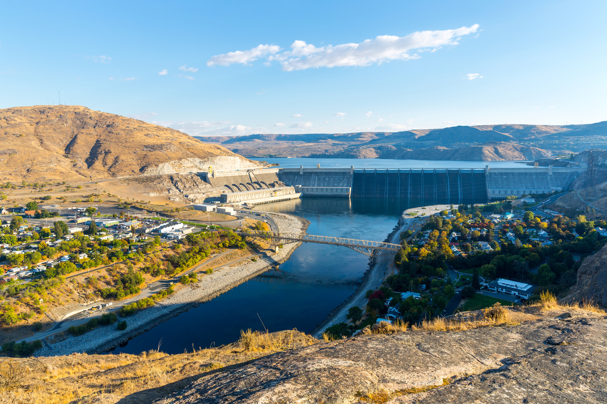 Grand Coulee Dam and Lake Roosevelt in Washington with a bridge connecting two groups of buildings