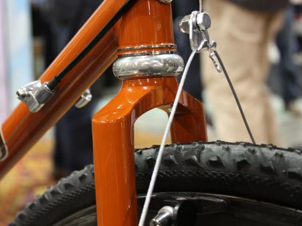 Cielo forks feature a machined stainless steel crowns.