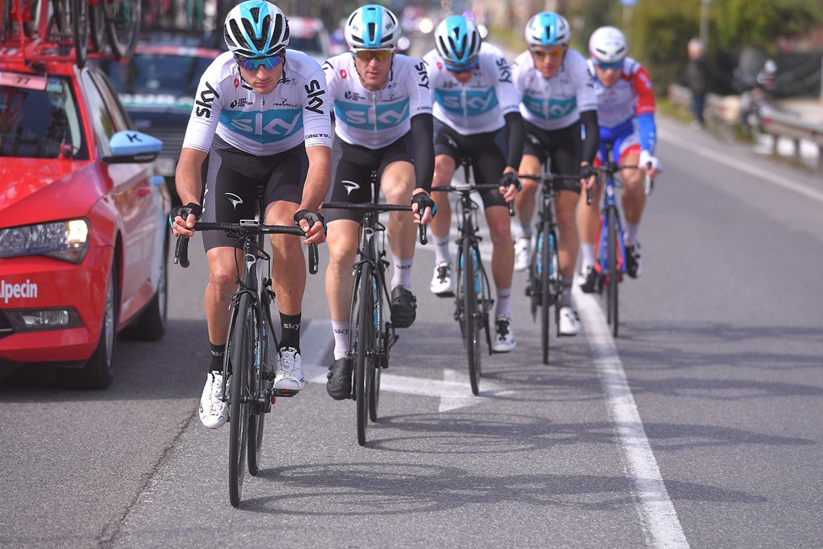 Team Sky chase on