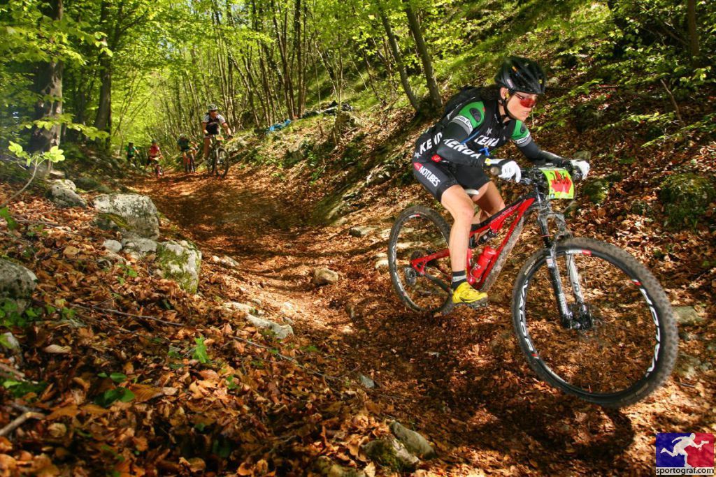 Mary making her way through the pack at the Garda MTB festival