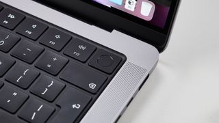 Nærbilde av MacBook Pro 14" Touch ID.