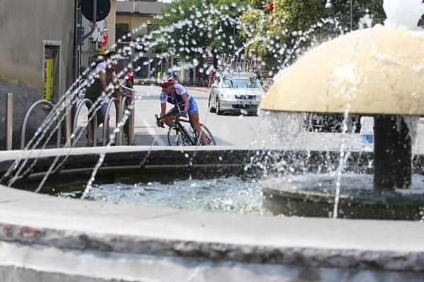 Grete Treier (S.C. Michela Fanini Record Rox) rounds a fountain during her solo break.