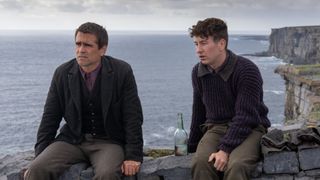 Pádraic und Dominic sitzen auf einer Steinmauer in The Banshees of Inisherin