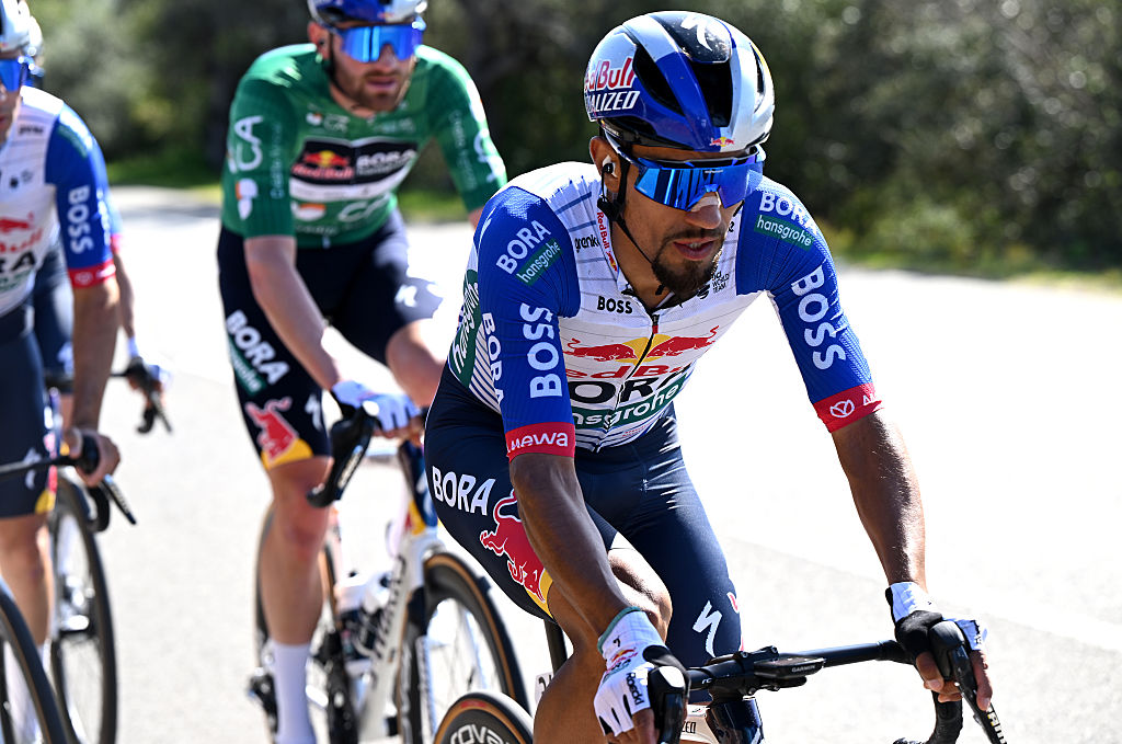 Dani Martinez joga na frente de seus companheiros.