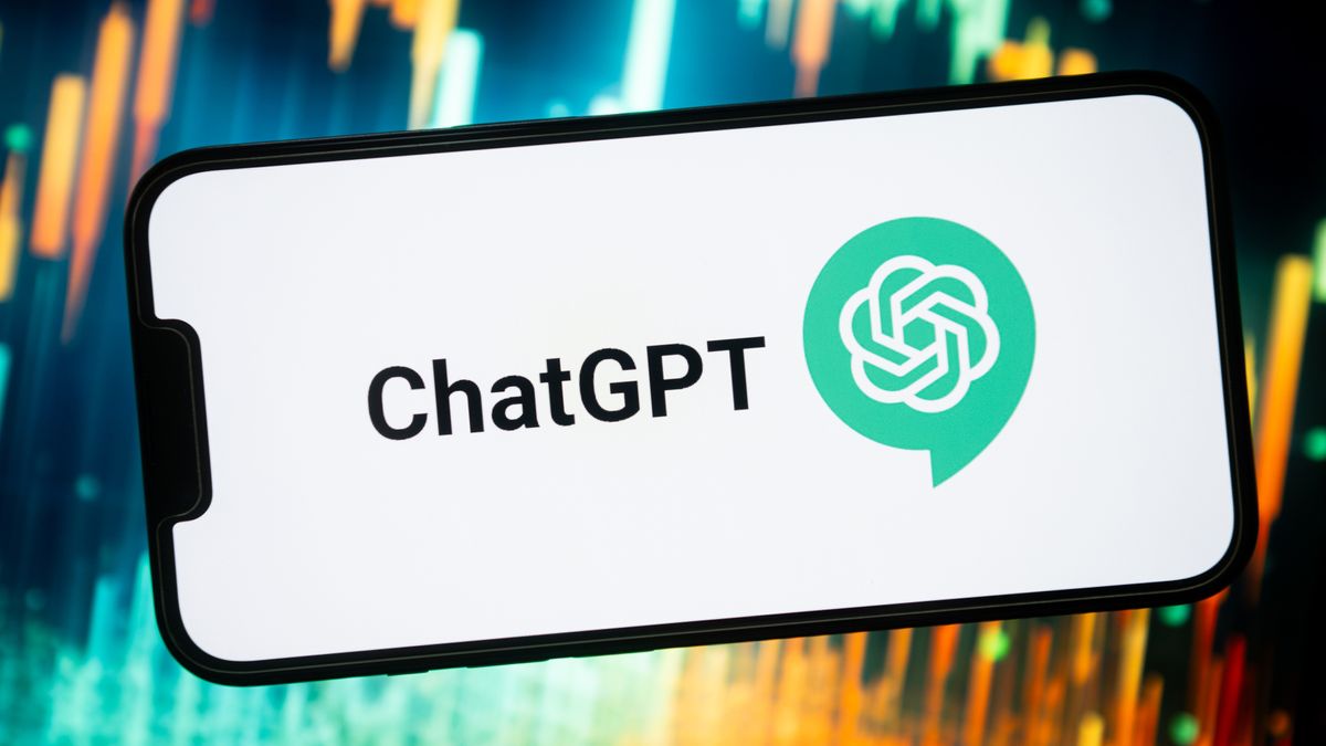 I noticed ChatGPT slowly drifting off topic in long chats — this tiny prompt forces it to reset itself every few messages and keeps the conversation surprisingly on track