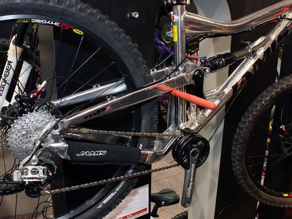 Jamis already redid its XAM all-mountain platform last year but beefed it up again for 2010 with a burlier rear end and new thru-axle dropouts.