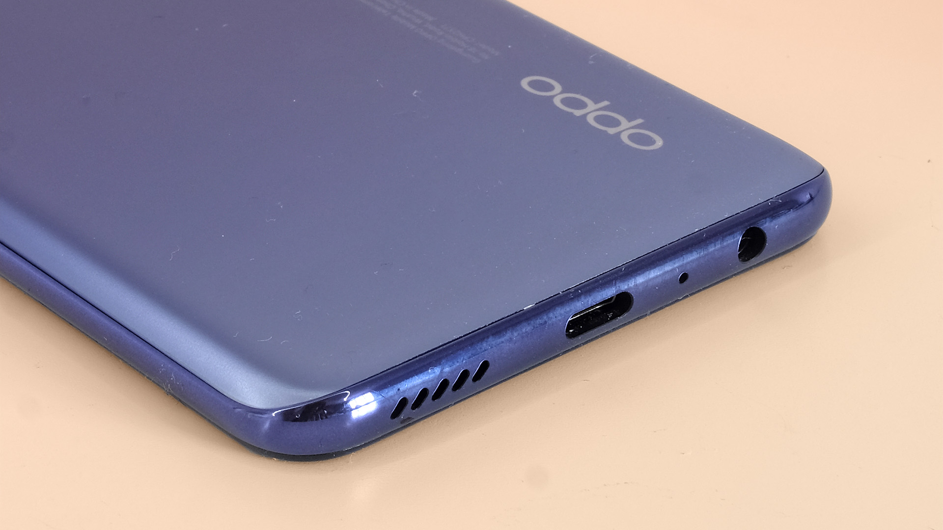 The bottom edge of an Oppo Find X5 Lite