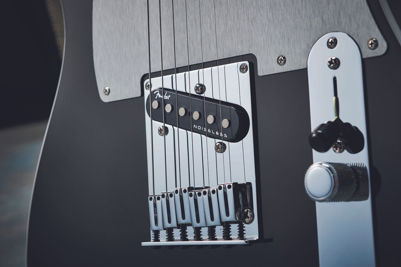 The bridge has easy- to-intonate chromed brass block saddles