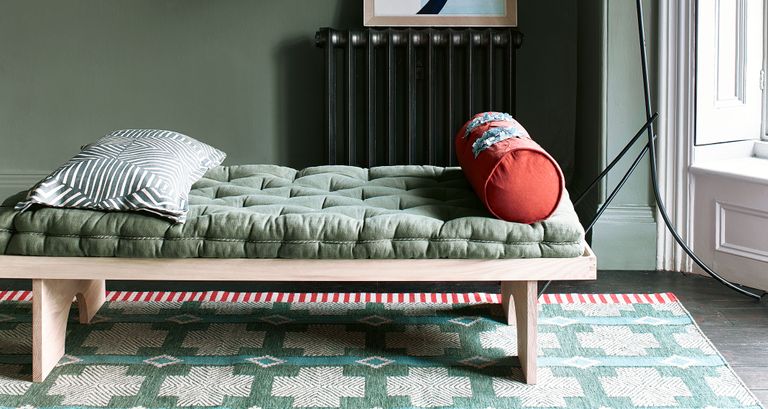 绿色的沙发床在房间的单色方案