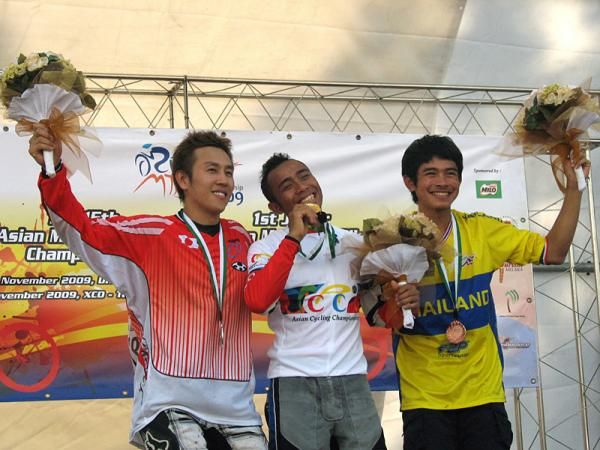 The elite men's downhill podium (l-r): Naoki Idegawa (Japan), 2nd; Popo Ario Sejati (Indonesia), 1st; Tanaphon Jarupeng (Thailand), 3rd.