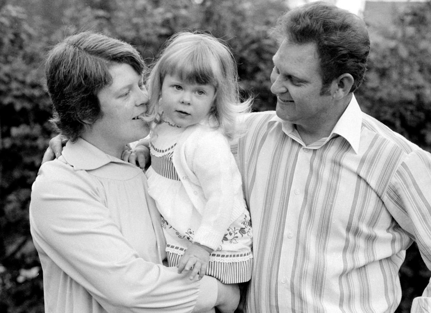 Louise Brown - bebé probeta - mayo de 1980 y sus padres Lesley y John Brown en su casa de Bristol