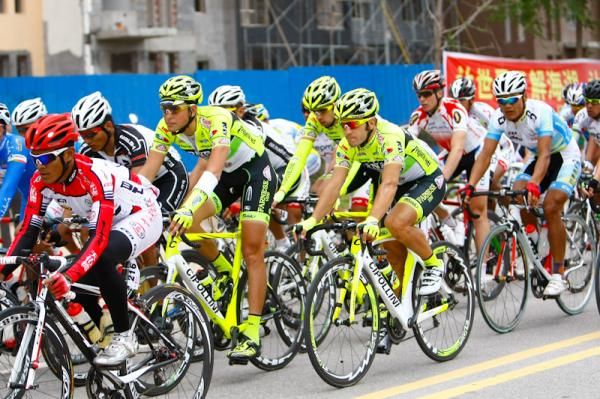 Andrea Guardini and the with teammates in the peloton