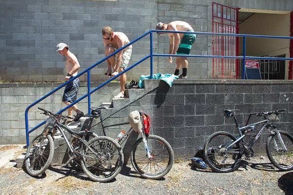 With temperatures reaching into the 30s, many Wildside riders took to the Rosebery Memorial Swimming Pool on their day 2 lunch break.