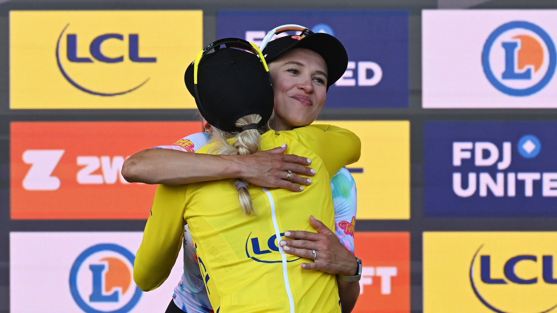 Kasia Niewiadoma-Phinney and Demi Vollering hug