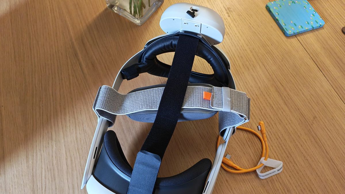 A review photo of the Syntech Elite Head Strap for Quest 3 from above
