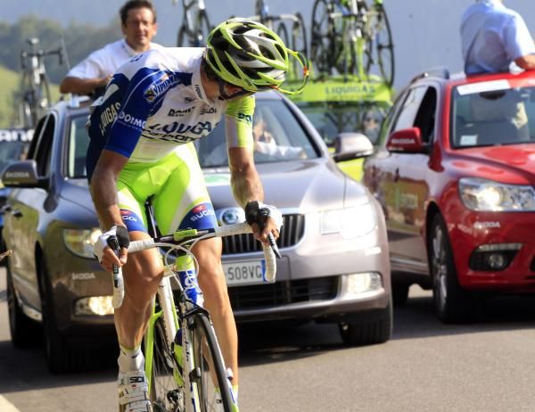 Ivan Basso (Liquigas-Cannondale) assesses the damage behind.