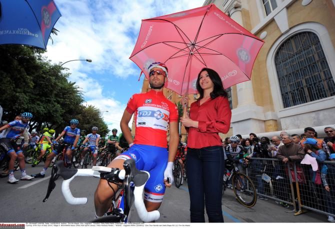 Nacer Bouhanni enjoying the shade of the umbrella