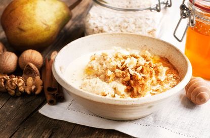 Creamy porridge with honey and walnuts