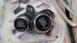 Gros plan sur les écouteurs JBL Reflect Flow PRO