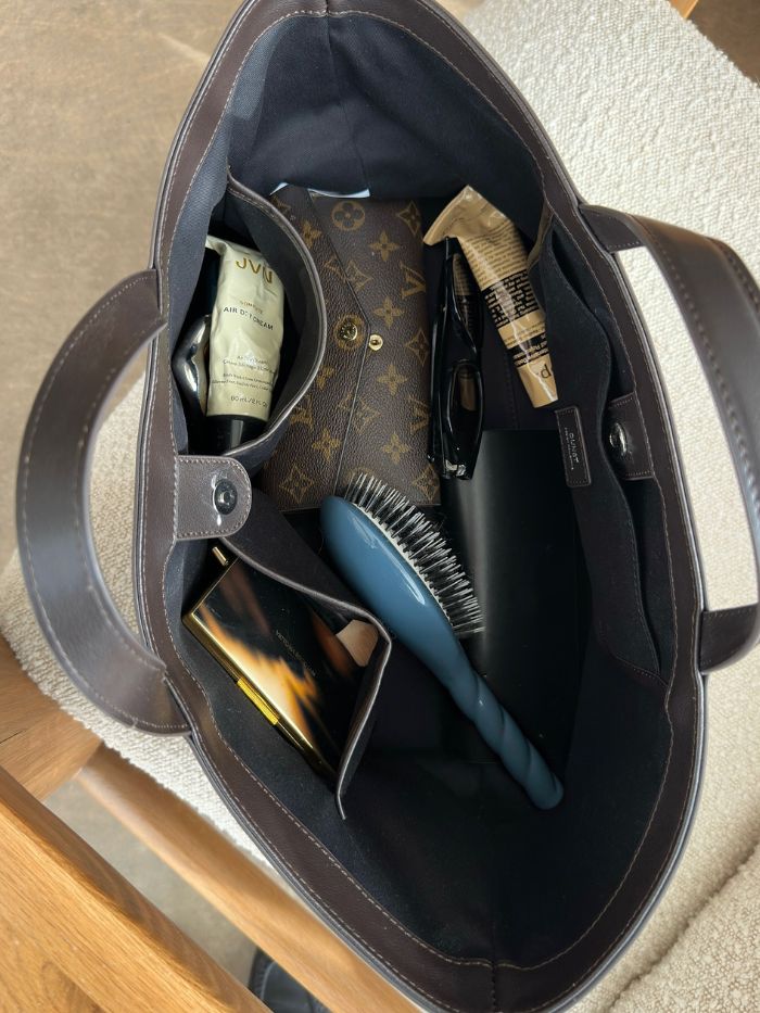 Cepillo para el cabello La Bonne Brosse en un bolso