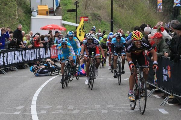 Gilbert attacks just before Cunego crashes